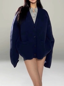 Oversized navy blue chunky knit cardigan with V-neck and pockets for a relaxed autumn look