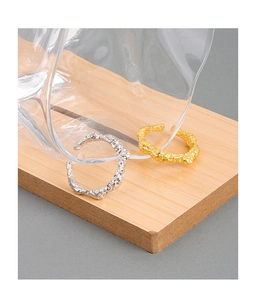 Macro di anelli in argento 925 con texture lavica irregolare in oro e argento