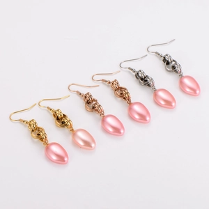 Tre paia di eleganti orecchini di perle a goccia in finiture oro, oro rosa e argento
