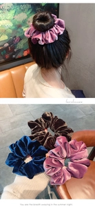 Detail van fluwelen scrunchies in retro kleuren toont de textuur en zachte elastiek