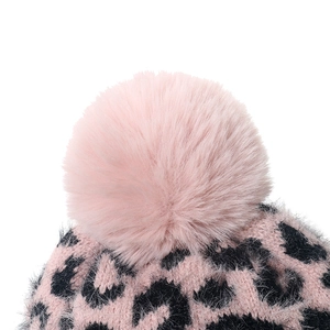 Détail du bonnet en tricot léopard rose avec pompon en fausse fourrure douce