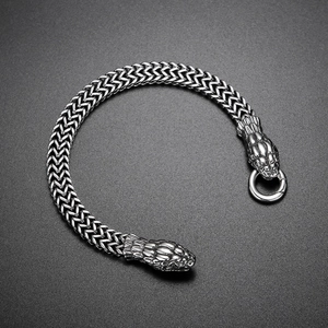Détail du fermoir tête de serpent et de la grosse chaîne tressée en acier vintage