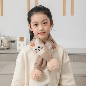Vue détaillée d'une écharpe tricotée pour enfants avec motifs lapin et pompons en peluche