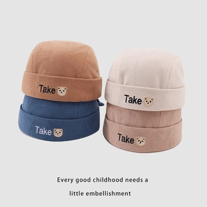 Bonnet bébé sans bord avec broderie ours en marron, bleu marine, beige et kaki
