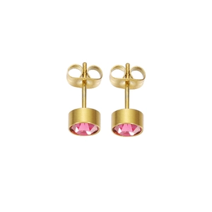 Vue détaillée de boucles d'oreilles rondes en acier doré avec zircons roses incrustés