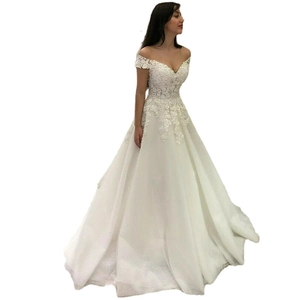 Abito da sposa bianco con spalle scoperte, ricami floreali e gonna in tulle a trapezio