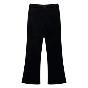 Vue détaillée du pantalon évasé en velours noir pour femme avec bouton et poches