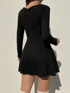 Elegantes schwarzes Langarm-Minikleid mit Karree-Ausschnitt, figurbetonte Rückansicht