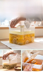 Press-down mechanism and elastic pressure plate inside clear kimchi pickling jar