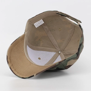 Détail intérieur de casquette camouflage montrant le tissu 100% polyester et le bandeau