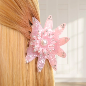 Pince à cheveux fleur rose en acétate avec strass et perle centrale pour coiffure