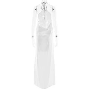 Vue arrière d'une robe de soirée dos nu en satin blanc avec fente et dos ouvert