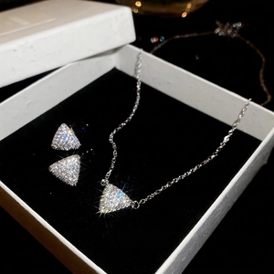Parure de bijoux triangle en argent avec collier et boucles d'oreilles en zircone étincelante
