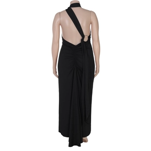 Détail d'une robe longue noire dos nu avec taille plissée et design dos nu élégant