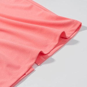 Vue détaillée des coutures et de la texture du satin rose sur le poignet de la robe