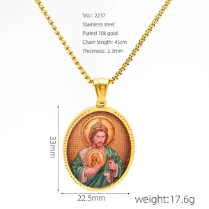 Dettagli del ciondolo ovale in oro 18k con dimensioni di 33mm per 22,5mm