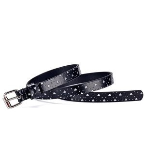 Dettaglio cintura nera con motivo a cuore glitter per bambini, elegante e pratica.