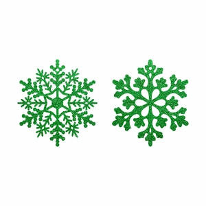 Dettaglio di fiocchi di neve natalizi verdi glitterati con finitura scintillante su sfondo bianco