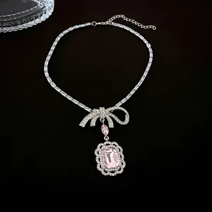 Collier nœud argenté avec un luxueux pendentif en pierre rectangulaire rose