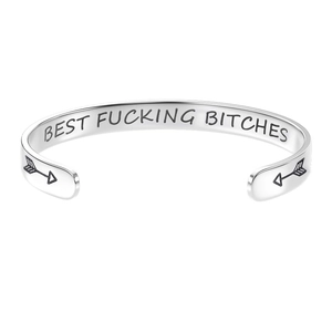 Polierter Edelstahl C-Armreif mit der Best Fucking Bitches Gravur für Damen