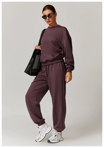 Détail du sweat-shirt et du jogging violet prune montrant la texture du coton mélangé