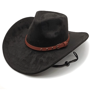 Dettaglio cappello da cowboy in finta pelle nera con fascia borchiata e cordino regolabile