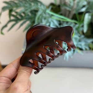 Détail de la pince à cheveux en résine écaille montrant la finition et les grandes dents