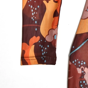Gros plan du poignet en tulle avec imprimé floral abstrait sur tissu transparent