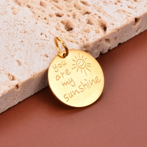 Pendentif rond doré You Are My Sunshine gravé soleil sur une pierre beige