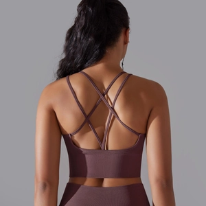 Détail du soutien-gorge de sport prune avec bretelles croisées et texture côtelée
