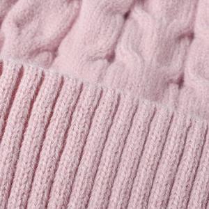 Bonnet d'hiver rose en tricot torsadé avec doublure polaire et détail pompon doux