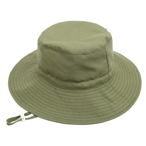 Dettaglio di cappello da sole per bambini verde militare con tesa larga e cordino
