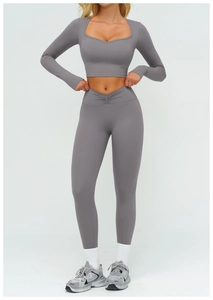 Détail du legging de yoga taille haute avec texture froncée et tissu gris anthracite