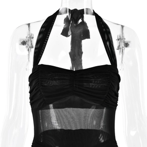 Détail de la robe dos nu noire avec buste plissé et texture en maille transparente