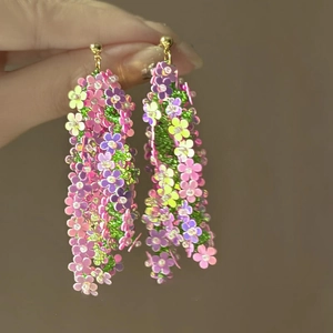 Boucles d'oreilles pendantes fleurs perlées roses et jaunes avec clous dorés