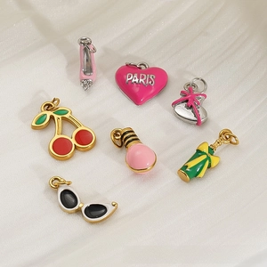 Lot de 7 breloques émaillées avec cœur Paris, cerise et talons pour bijoux personnalisés