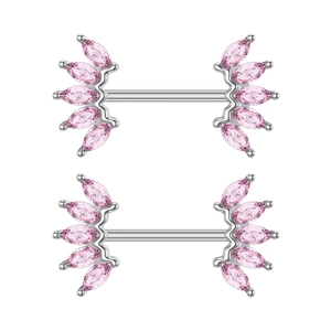 Dettaglio dei piercing capezzolo argento con zirconi rosa a taglio marquise a ventaglio