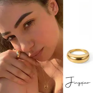 Nahaufnahme des polierten Rings aus 18K vergoldetem Edelstahl mit breiter Wölbung
