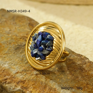 Detail of a 3.08cm gold textured ring with lapis lazuli stone and double band design
