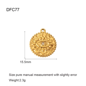 Dettaglio del ciondolo malocchio placcato oro 18K con diametro 15,5 mm e peso 2,3 g
