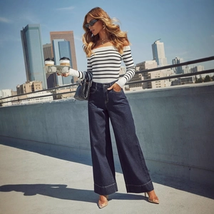Damen-Set mit gestreiftem schulterfreiem Pullover und dunkelblauer High-Waist-Wide-Leg-Jeans