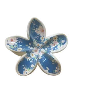 Florale Haarklammer mit blauem Sockel und weiß-rosa UV-gedrucktem Frangipani-Muster