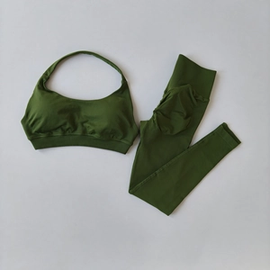Dettaglio del set sportivo verde oliva con reggiseno a costine e leggings push-up