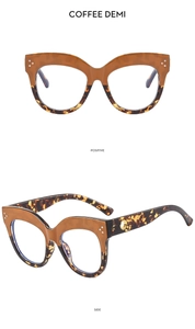 Dettaglio montatura cat-eye TR90 in coffee demi con accenti metallici e cerniere a rivetto