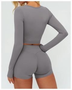 Vue arrière du haut de yoga gris à manches longues et short taille haute ajusté