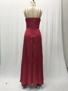 Détail du tissu en satin rouge et de la coupe ajustée sur cette robe de soirée à col en V
