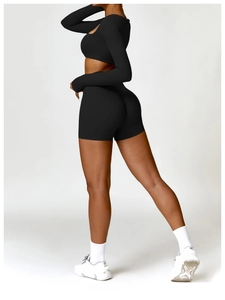 Gros plan sur le short de yoga noir taille haute avec effet push-up et fronces fessier