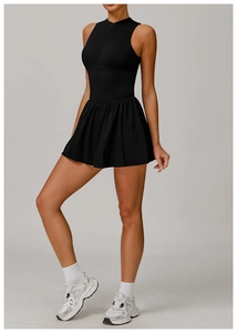 Vue de face d'une robe de tennis noire avec jupe plissée et coupe sans manches de sport