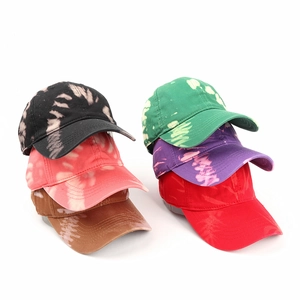 Vue détaillée de six casquettes de baseball en coton tie-dye aux motifs variés