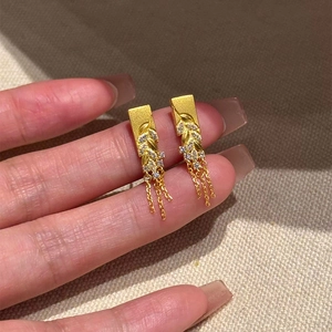 Boucles d'oreilles épi de blé dorées avec pompons et zircons pour un style élégant